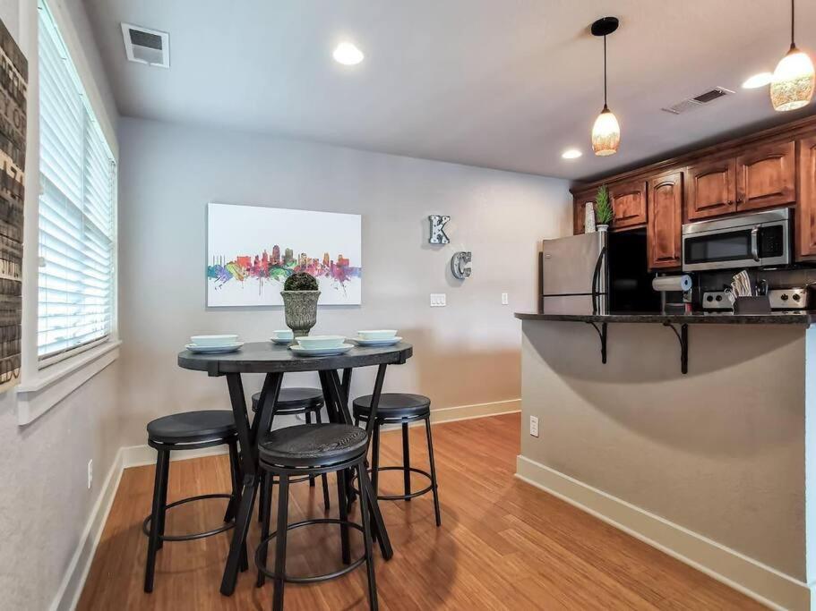 Amazing Locale 2Kingbr 1Bth Villa Kansas City Exteriör bild