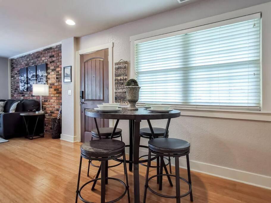 Amazing Locale 2Kingbr 1Bth Villa Kansas City Exteriör bild