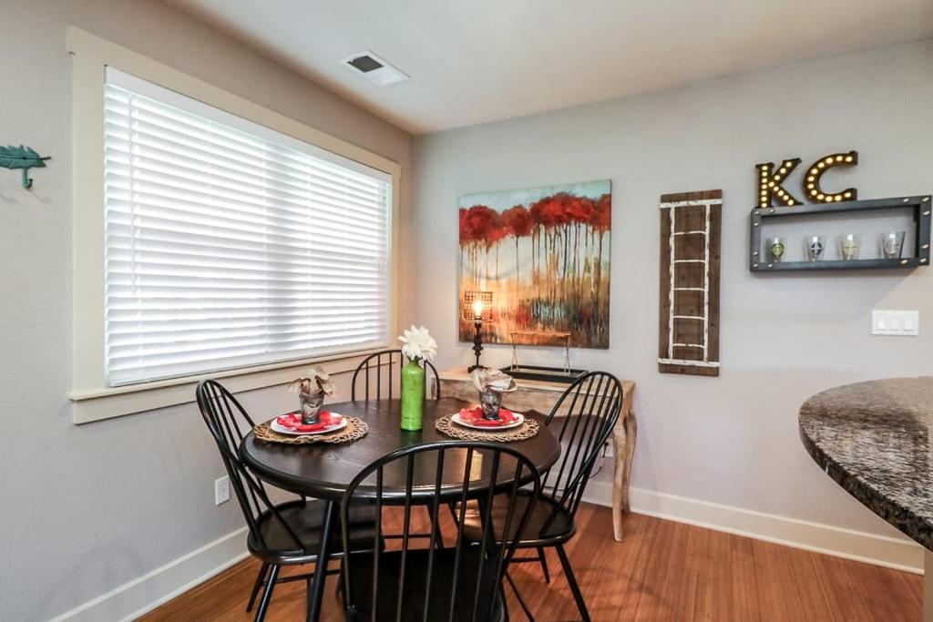 Amazing Locale 2Kingbr 1Bth Villa Kansas City Exteriör bild