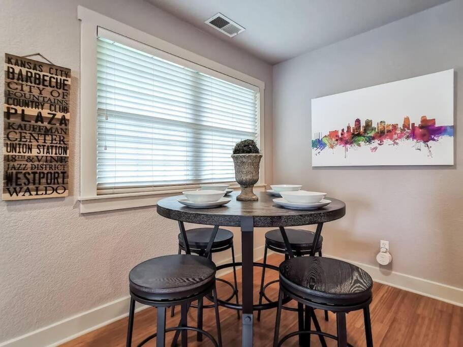 Amazing Locale 2Kingbr 1Bth Villa Kansas City Exteriör bild